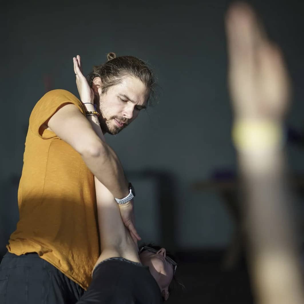 YOGAWERK-Masterclass-Sascha-Peschke-Socials3-web Sascha Peschke Masterclass Workshop Yoga Gastdozent Yogateacher